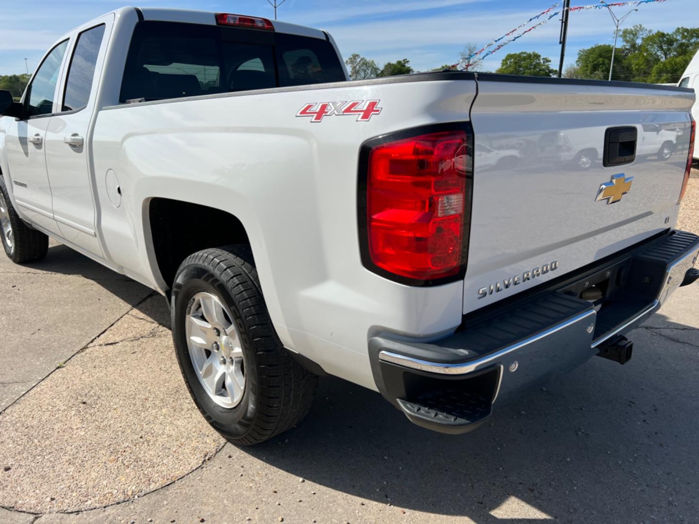 2015 White /Gray Chevrolet Silverado 1500 LT (1GCVKREC8FZ) with an 5.3 V8 engine, Automatic transmission, located at 4520 Airline Hwy, Baton Rouge, LA, 70805, (225) 357-1497, 30.509325, -91.145432 - 2015 Chevrolet Silverado 1500 Double Cab LT 4X4 5.3 V8 Gas, 200K Miles, Power Windows, Locks, Mirrors & Seat, Bed Cover, Tow Pkg. NO IN HOUSE FINANCING. FOR INFO PLEASE CONTACT JEFF AT 225 357-1497 CHECK OUT OUR A+ RATING WITH THE BETTER BUSINESS BUREAU WE HAVE BEEN A FAMILY OWNED AND OPERATED BUSIN - Photo#7